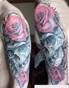 骷髅和花朵纹身图案 男生大臂上骷髅和花卉纹身图片