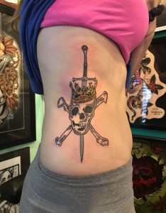 骷髅和剑纹身图案 女生侧腰上骷髅和剑纹身图片