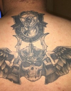 骷髅纹身 男生后背上骷髅和翅膀纹身图片