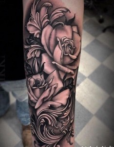 纹身点刺技巧 男生手臂上娇艳的玫瑰纹身图片