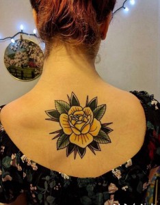 花朵纹身 女生后背上娇艳的黄玫瑰纹身图片
