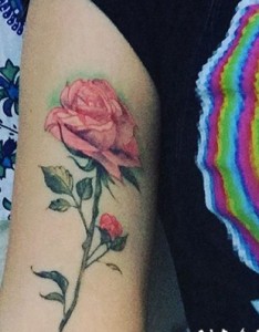 枪炮玫瑰纹身 男生手臂上娇艳的玫瑰纹身图片