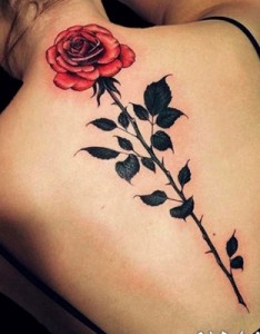 女子后背娇艳欲滴玫瑰花纹身图案